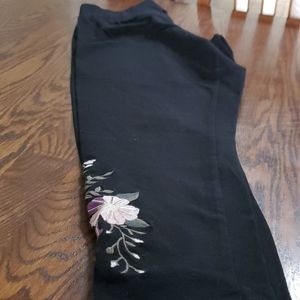 Black leggings with flower applique